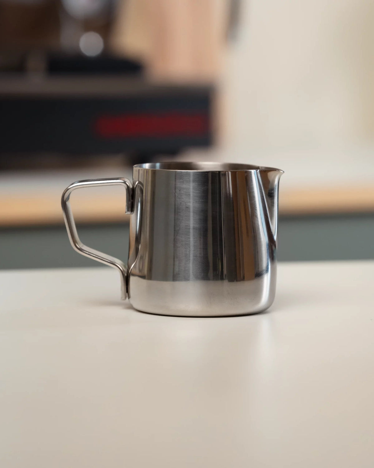Espressokannetje met schenktuit op het aanrecht