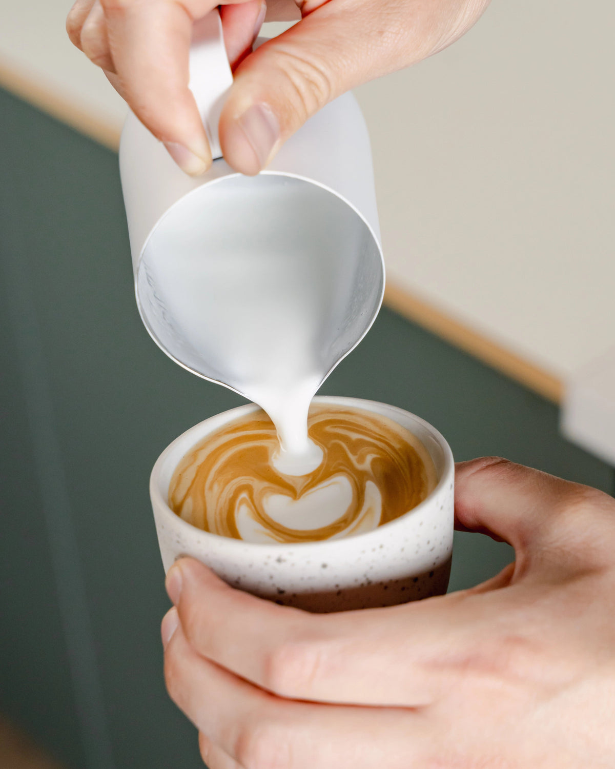 Essentials melkkan 350 ml wit, latte art schenken