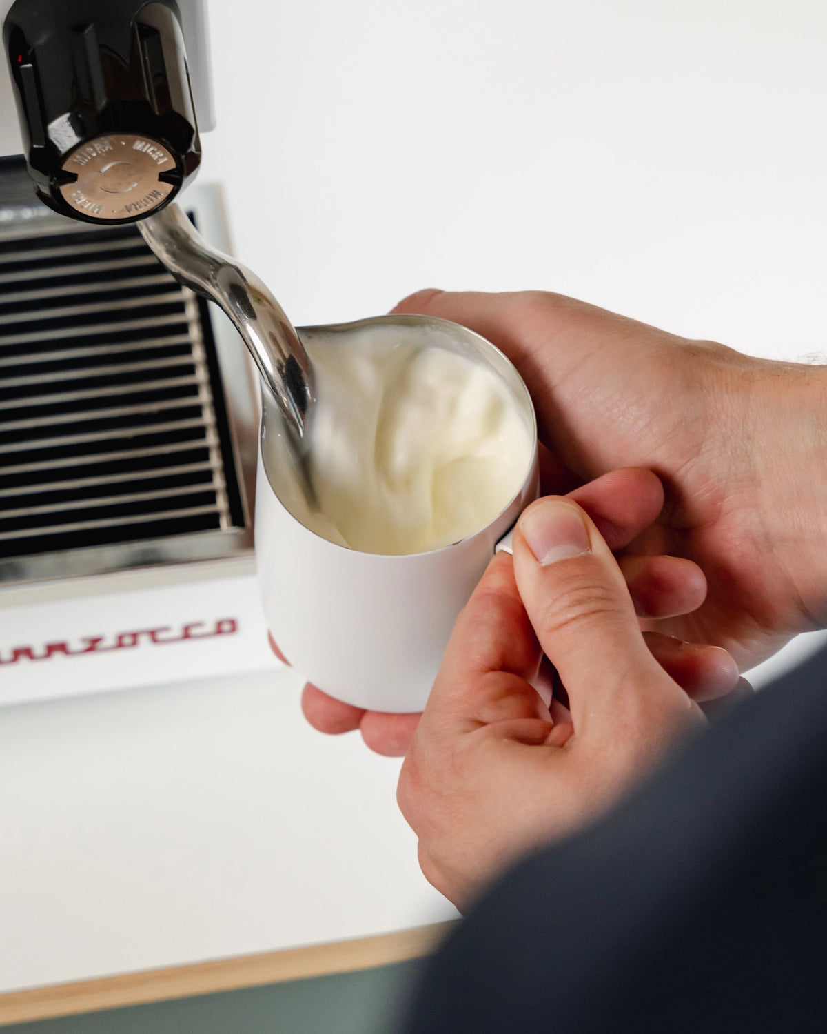Essentials melkkan 350 ml wit, onder de stoompijp