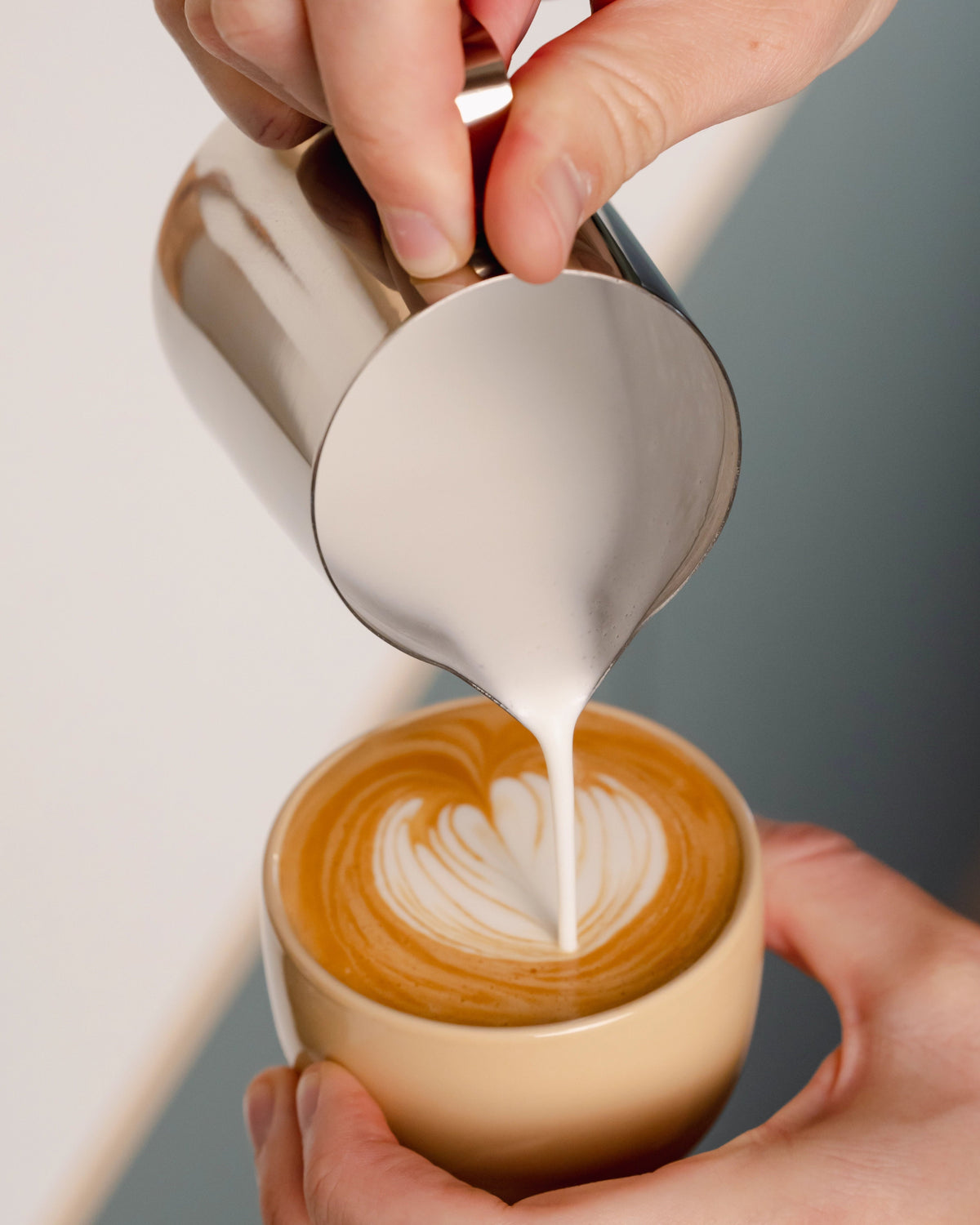 Essentials melkkan 350 ml zilver, latte art