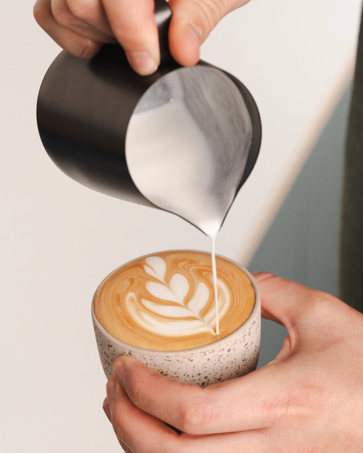 Essentials melkkan 350 ml zwart, latte art