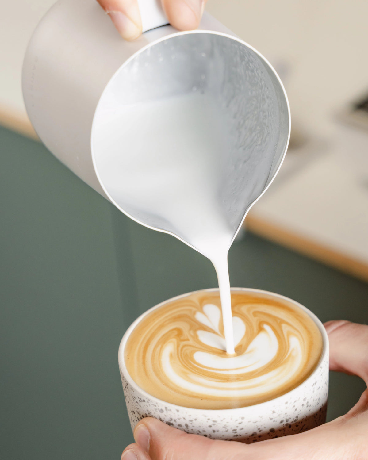 Essentials melkkan 550 ml wit, latte art schenken