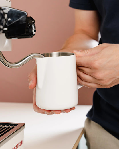 Essentials melkkan 550 ml wit, onder de stoompijp