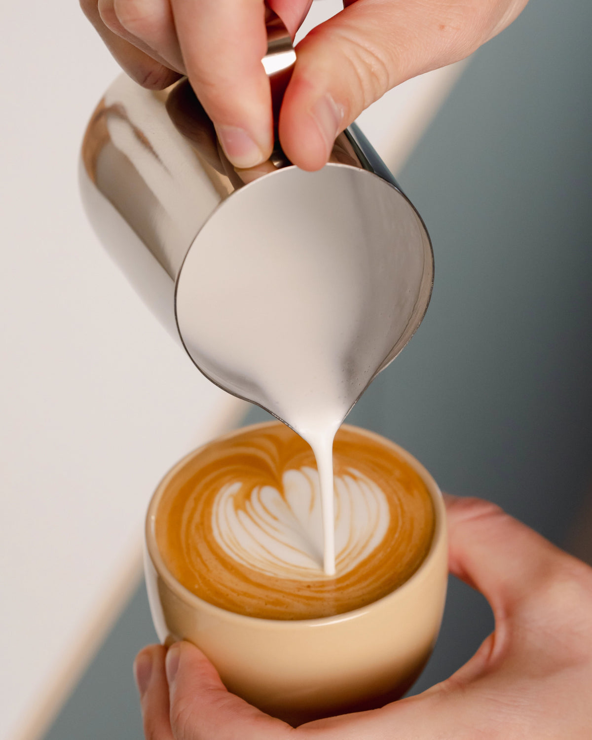 Essentials melkkan 550 ml zilver, latte art schenken