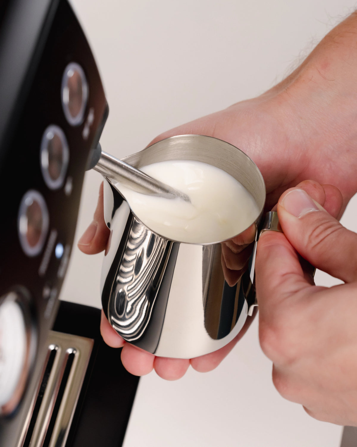 Melk uitschenken met de zilveren Essentials melkkan