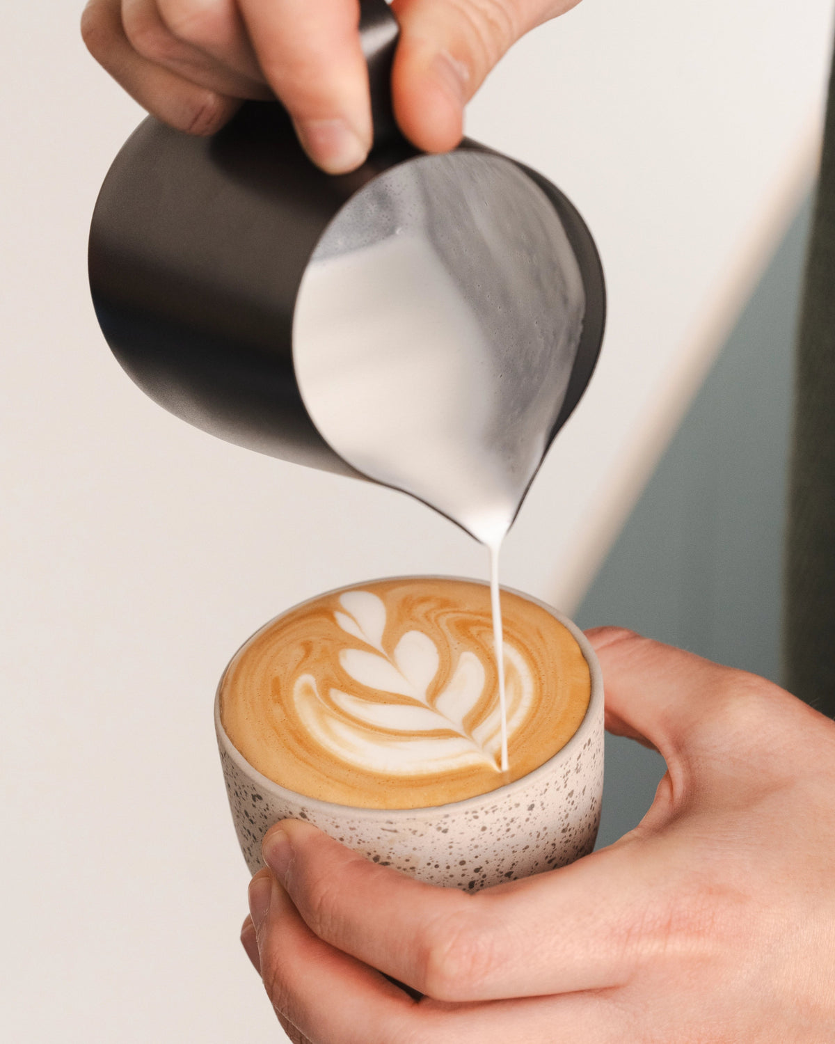 Essentials melkkan 550 ml zwart, latte art schenken