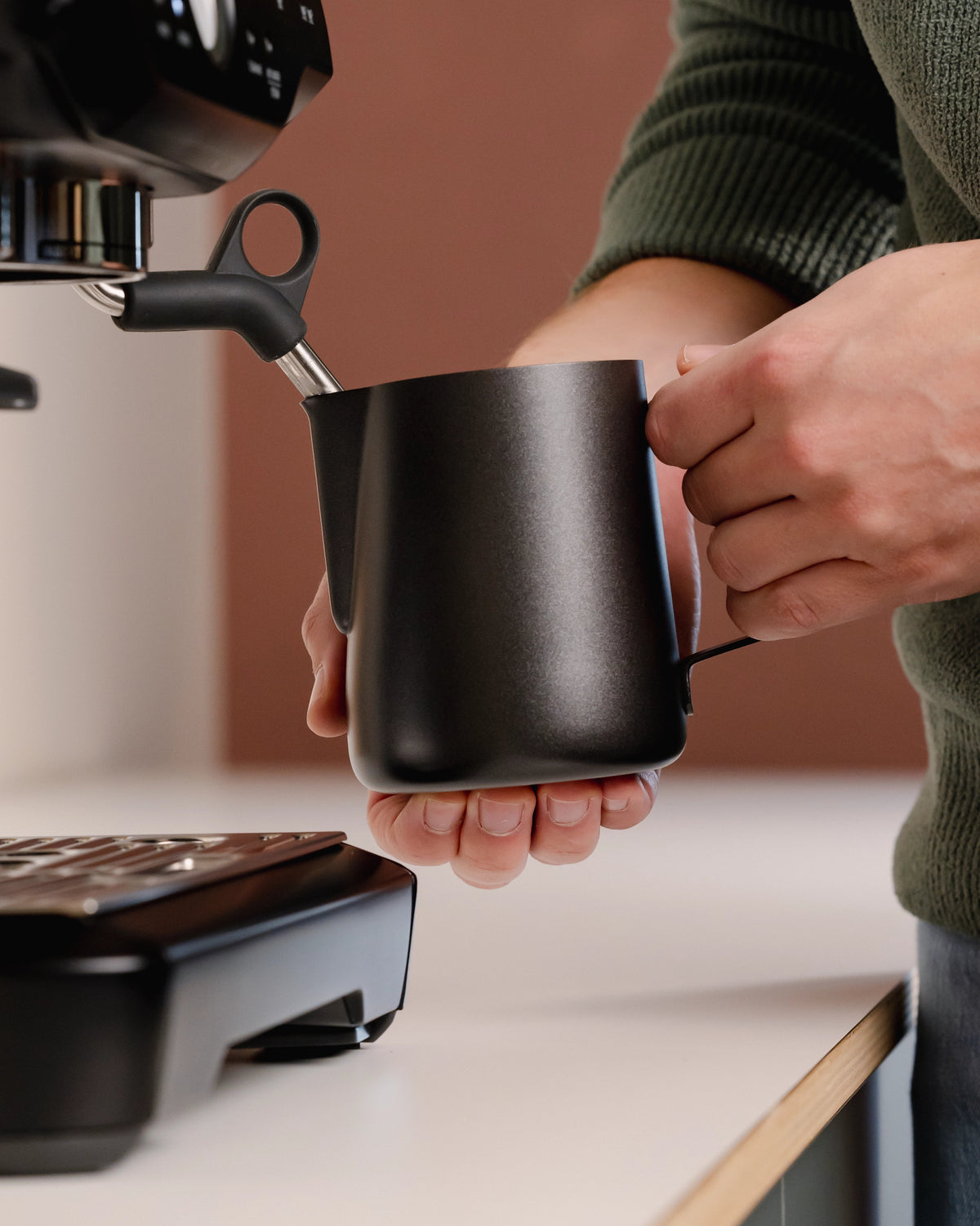 Essentials melkkan 550 ml zwart, onder de stoompijp