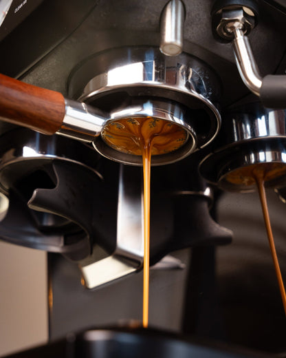 Espresso door een naked portafilter bij het 54 mm precisiefilterbakje