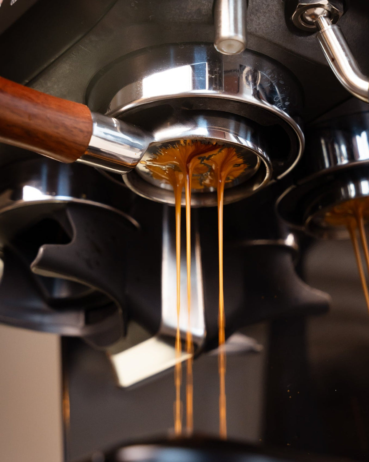 Espresso door een naked portafilter bij het 54 mm 2-laags precisiefilterbakje