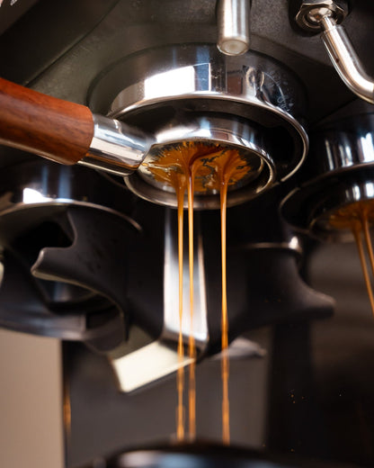 Espresso door een naked portafilter bij het 54 mm 2-laags precisiefilterbakje