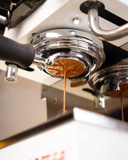 Espresso door een naked portafilter met 58 mm precisiefilterbakje