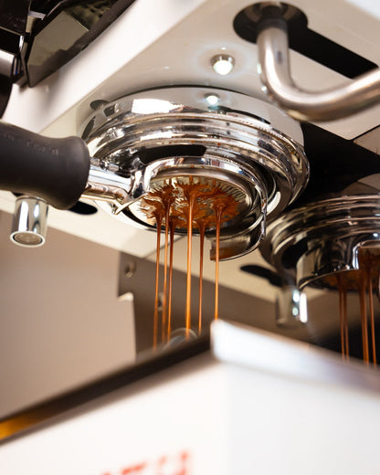 Espresso door een naked portafilter met 58 mm precisiefilterbakje