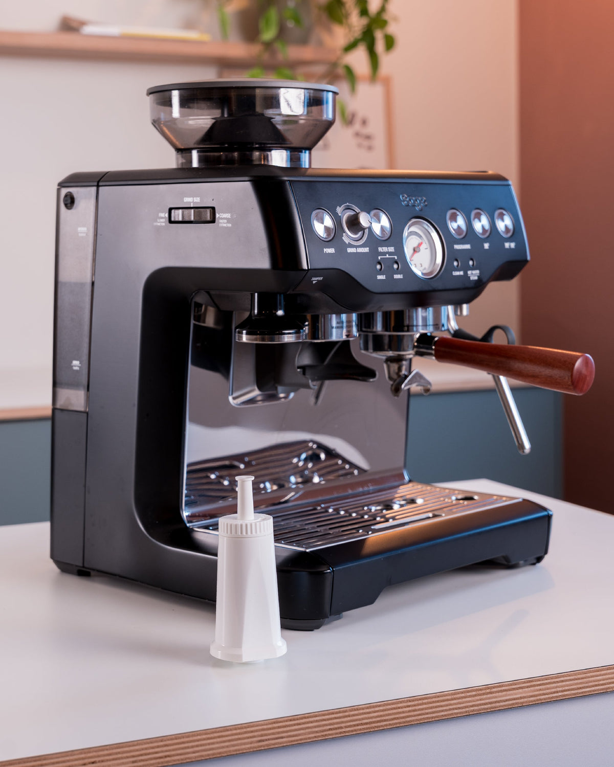 Waterfilter naast een Sage espressomachine