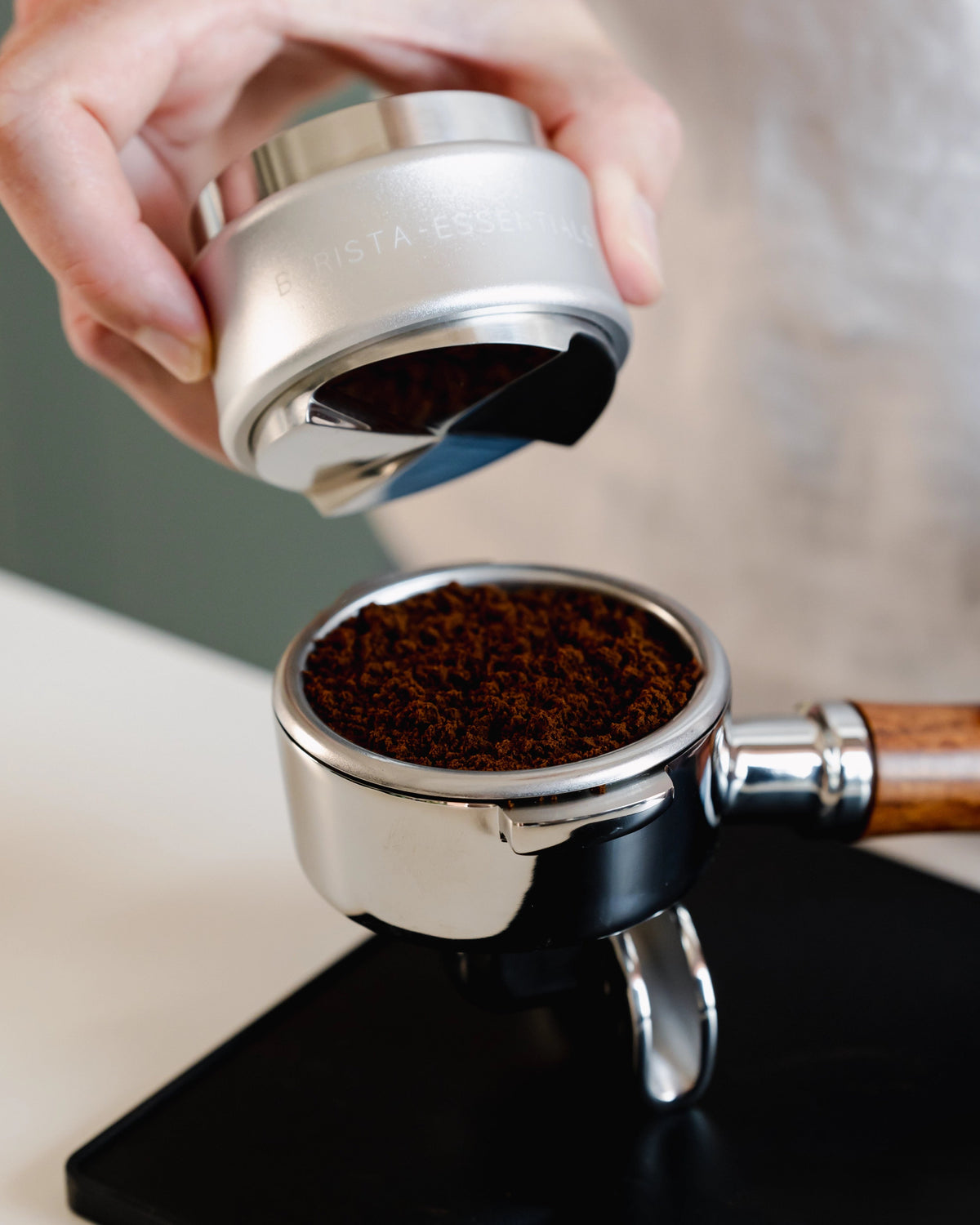 Zilveren koffieverdeler boven een gevuld filterbakje