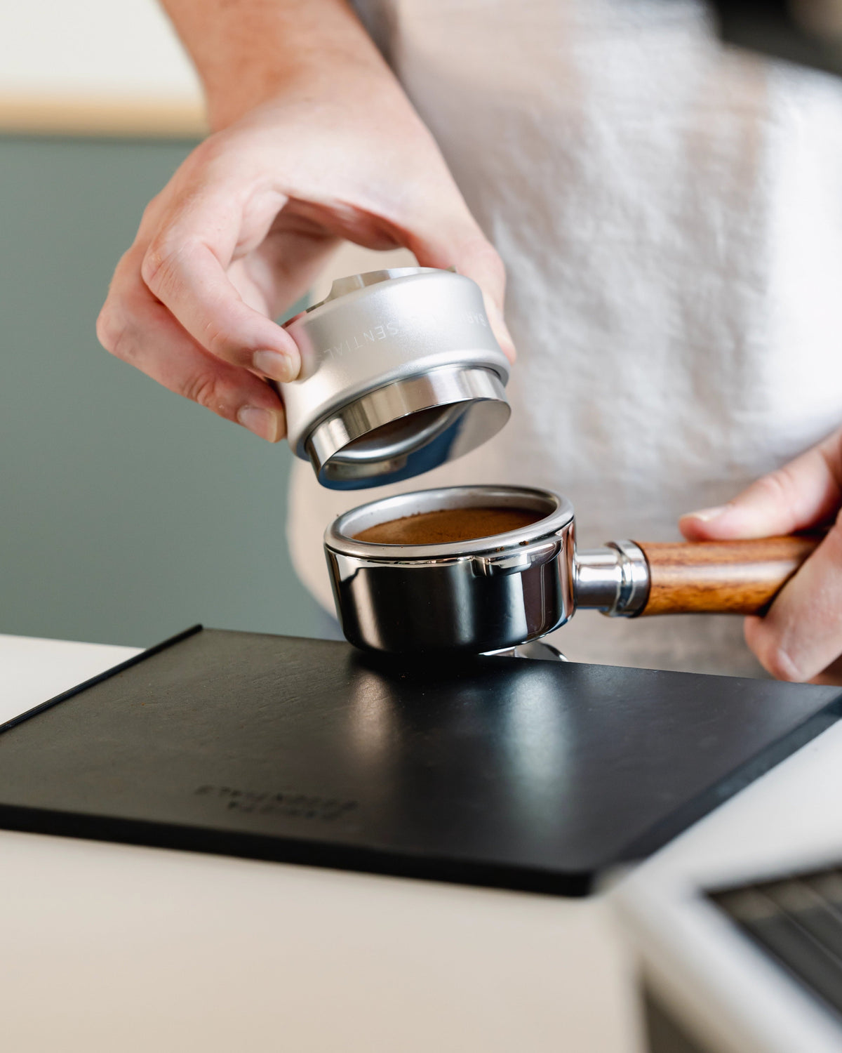 Koffie verdelen met de zilveren combinatie van 58,5 mm