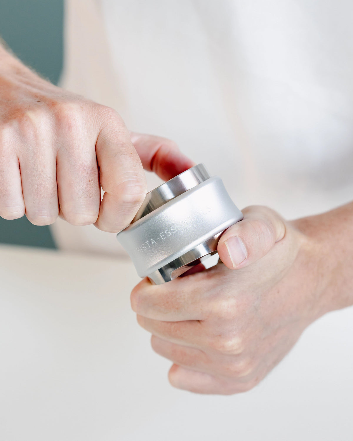 De werkdiepte van de zilveren tamper en verdeler instellen