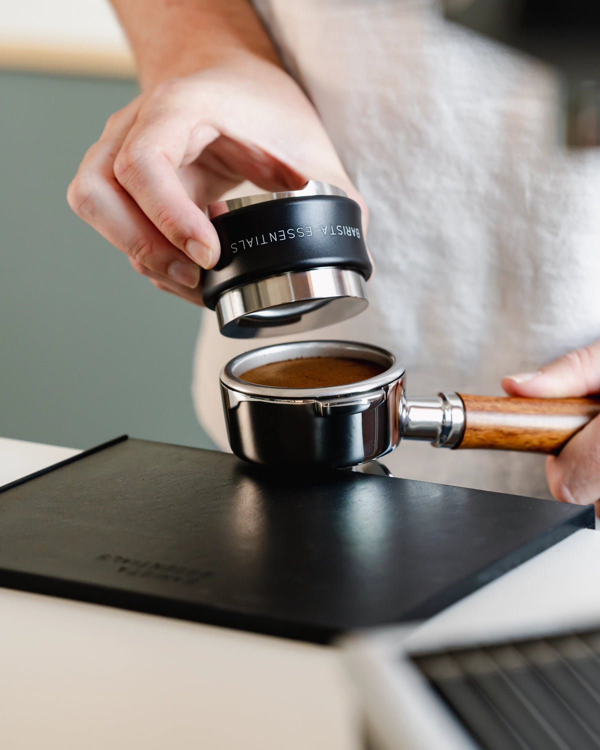 Koffie verdelen met de zwarte combinatie van 58,5 mm