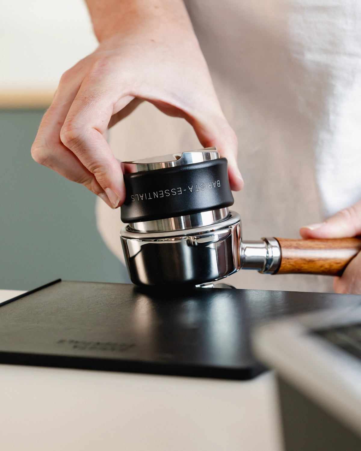 Koffie aandrukken met de zwarte tamperzijde van 58,5 mm