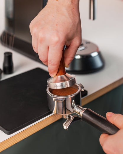 Koffie aandrukken met de 51 mm tamper hout