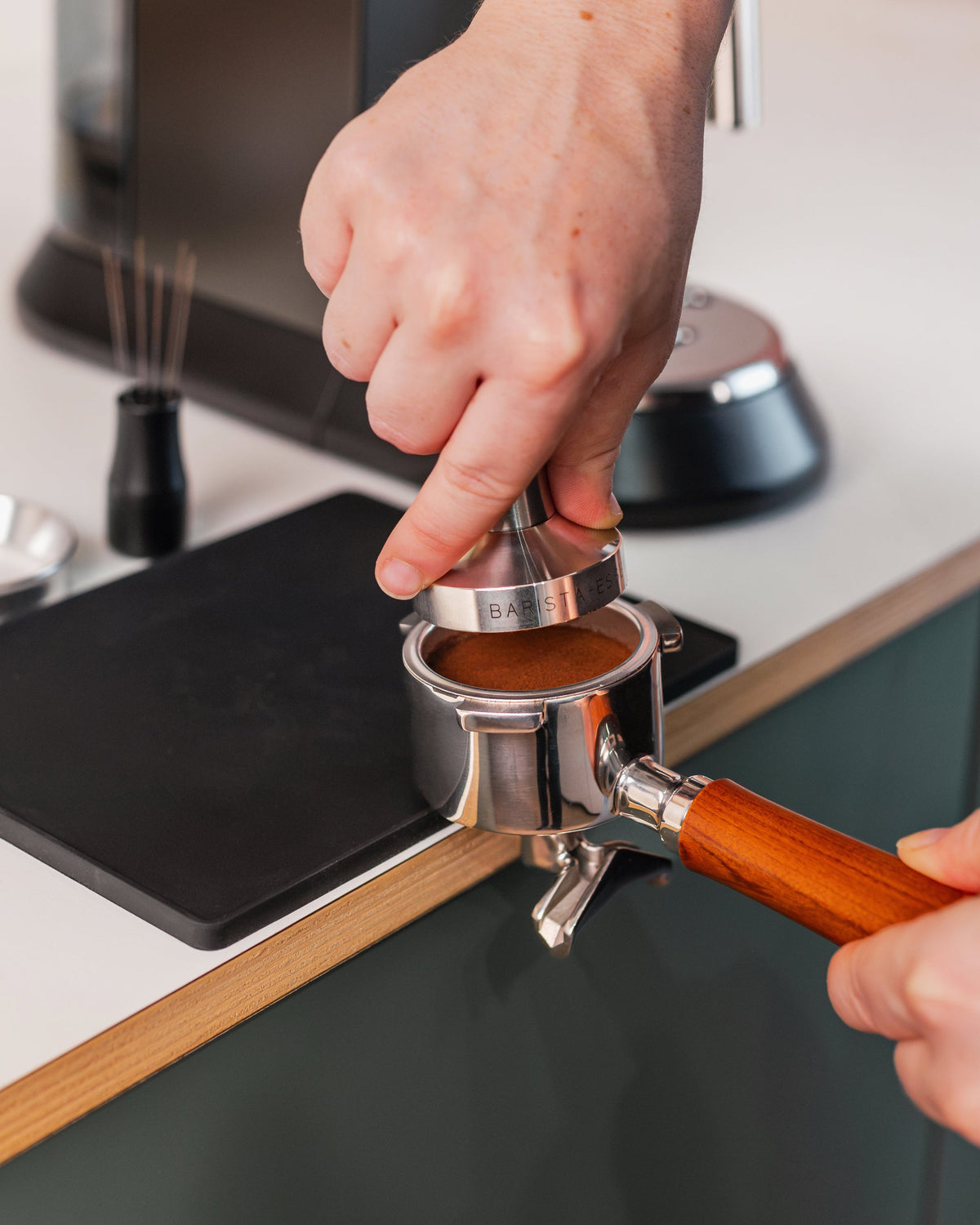 Koffie aandrukken met de 51 mm tamper rvs