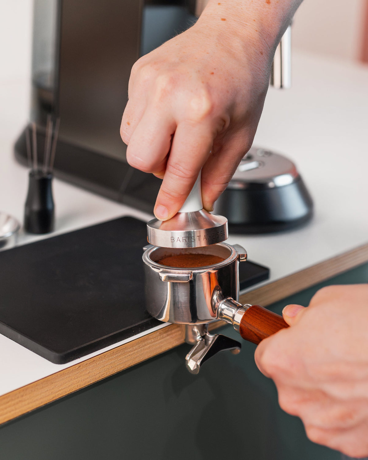 Koffie aandrukken met de 51 mm tamper wit