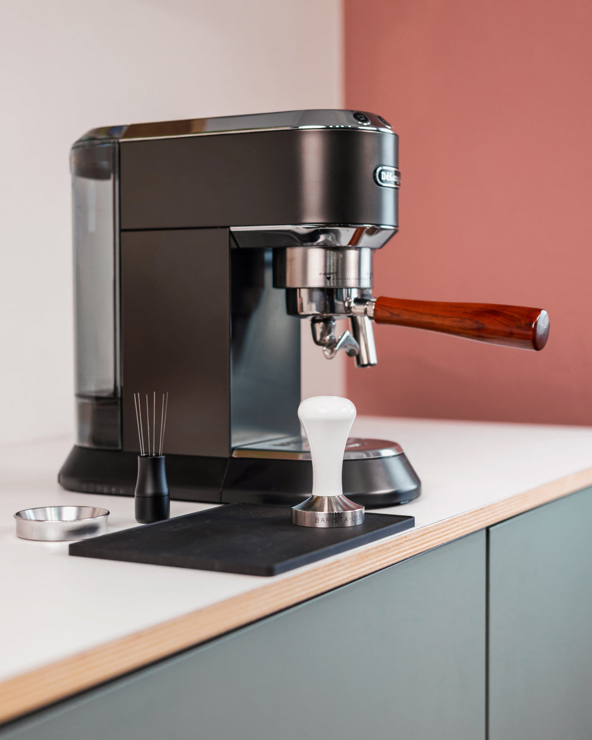 Tamper wit naast een espressomachine