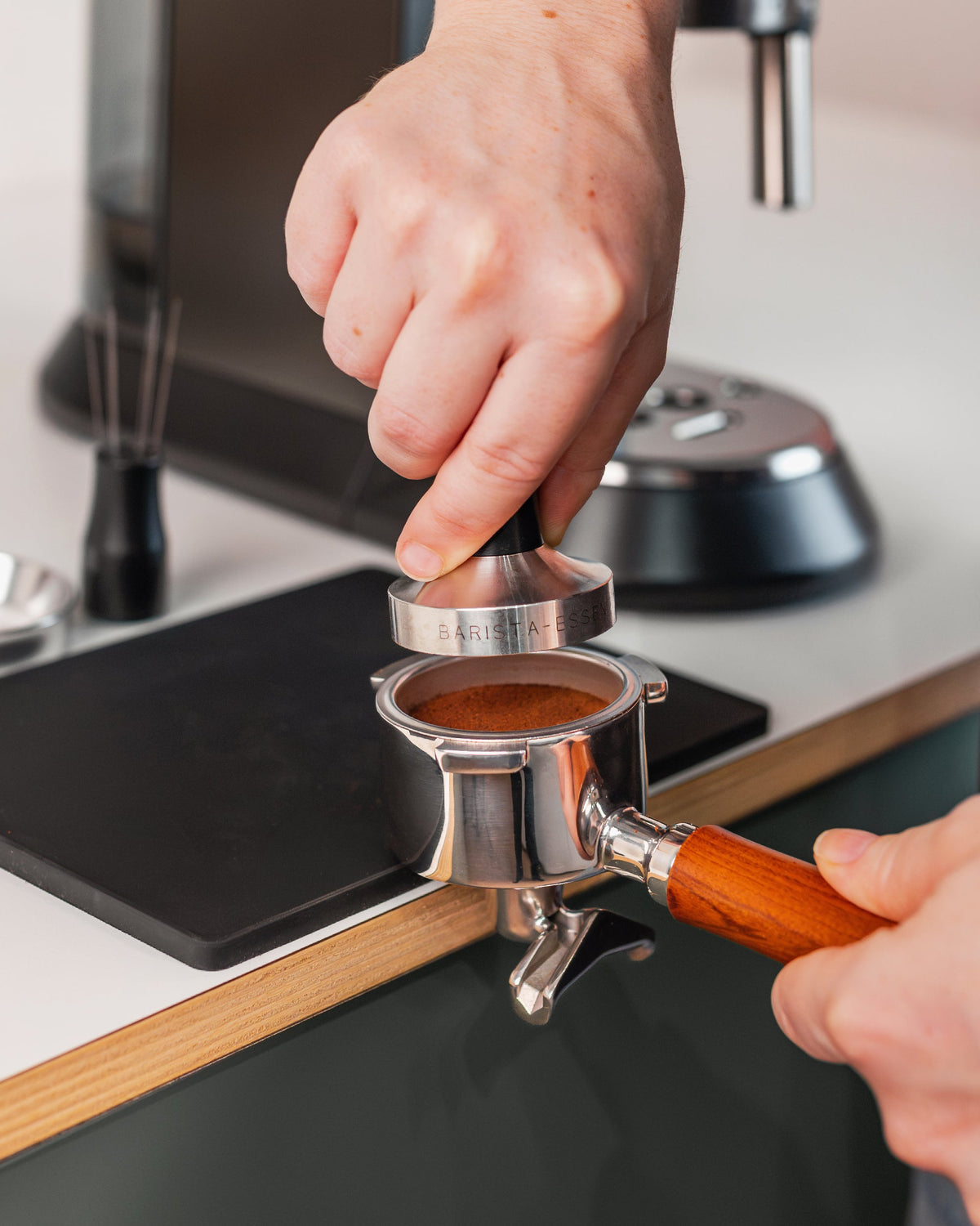 Koffie aandrukken met de 51 mm tamper zwart