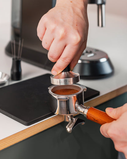 Koffie aandrukken met de 51 mm tamper zwart