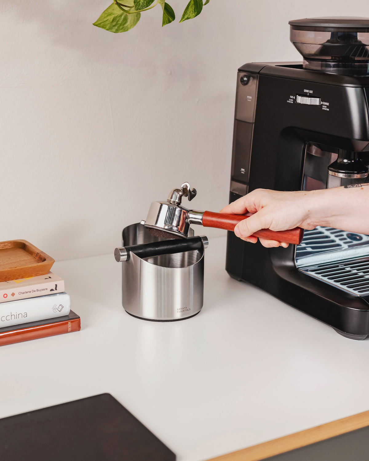 11 cm zilveren uitklopbak tijdens het uitkloppen van een koffiepuck