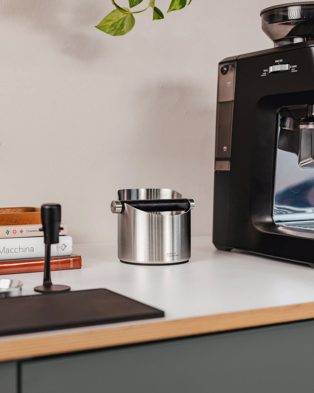 11 cm zilveren uitklopbak op het werkblad naast een koffiemachine
