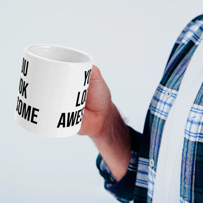 Close-up van de duurzame bedrukking op de koffiemok ‘You Look Awesome’.