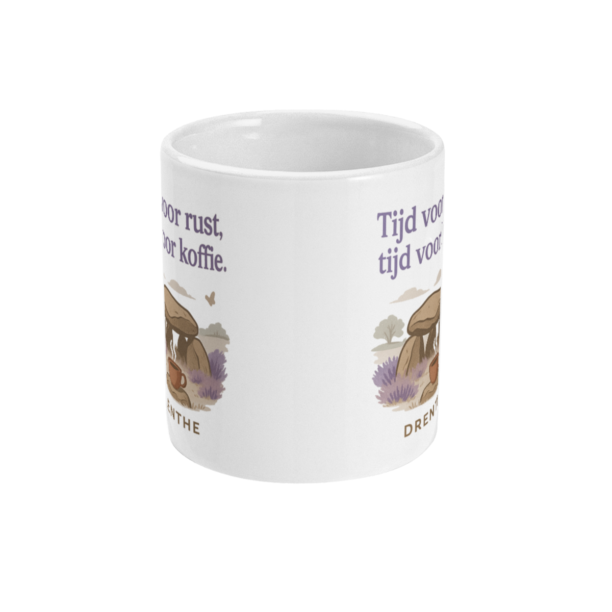 Voorkant van de Drenthe koffiemok met de tekst "Tijd voor rust, tijd voor koffie" en illustratie van hunebed, lavendelheide en koffiekopje.
