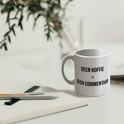 Koffiemok met dubbelzijdige tekst “Geen koffie = geen commentaar”, zichtbaar voor iedereen.