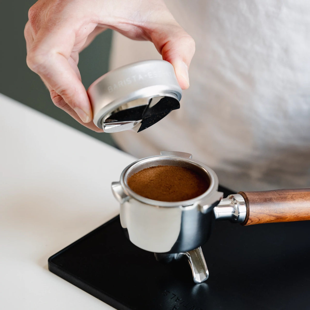 Essentiële barista tool: een 51mm zilveren koffieverdeler voor een gelijkmatige koffiepuck.