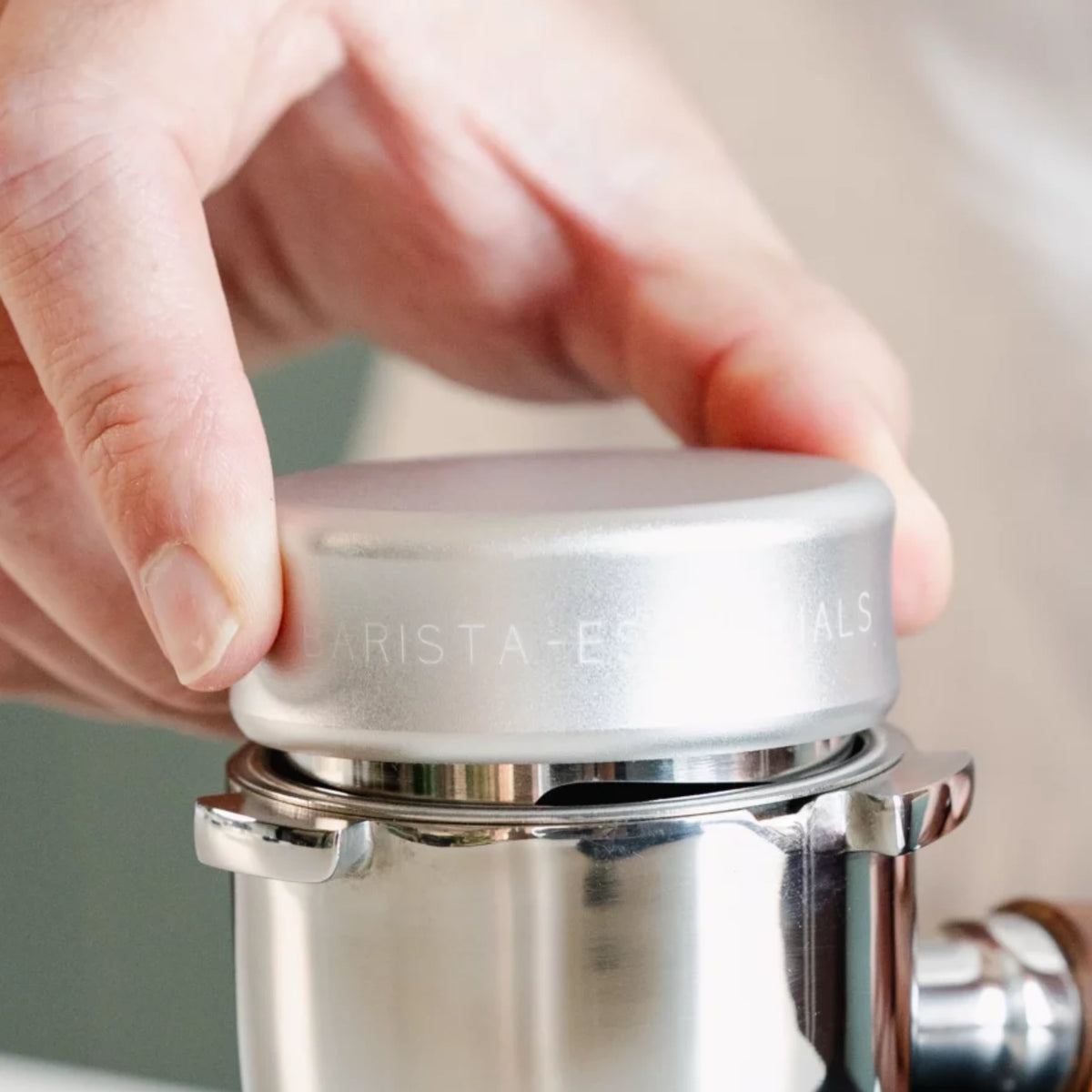 Koffieverdeler in gebruik met een espressomachine, zorgt voor een gelijkmatige verdeling.