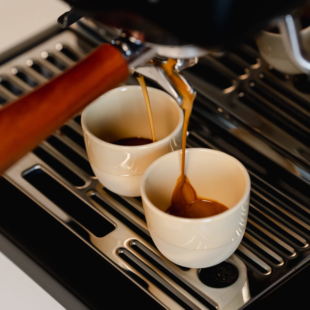 Espresso wordt gezet in zandgeel espresso kopje op espressomachine