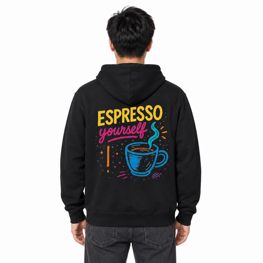 Gedragen rugaanzicht van de zwarte Cruiser 2.0 hoodie met Espresso Yourself-kopjesprint op wit.