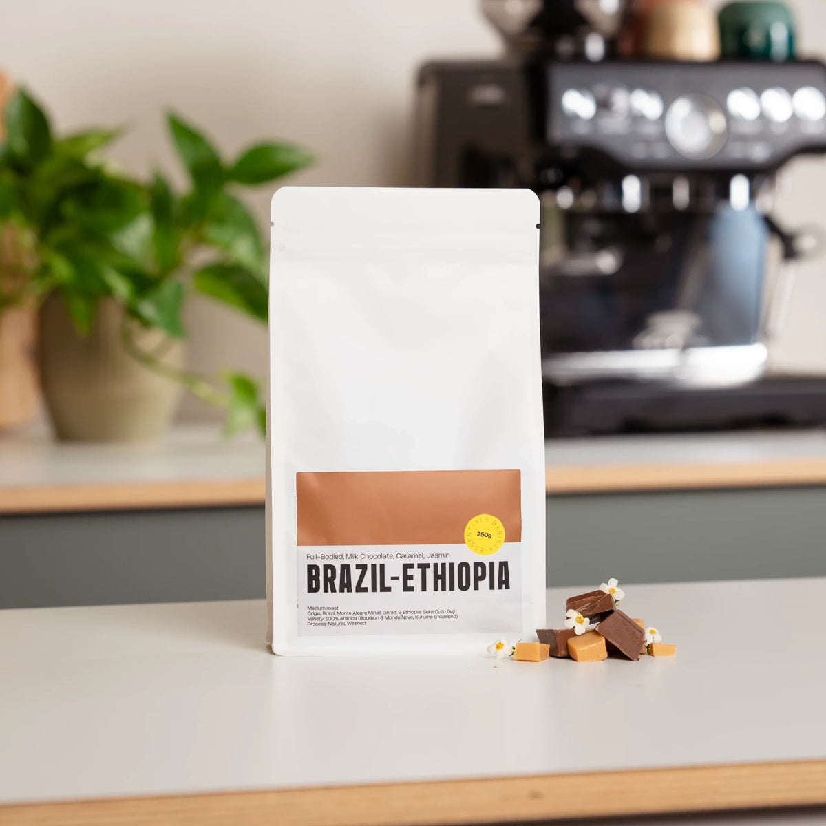 Zak Brazilië–Ethiopië koffiebonen op een keukenblad