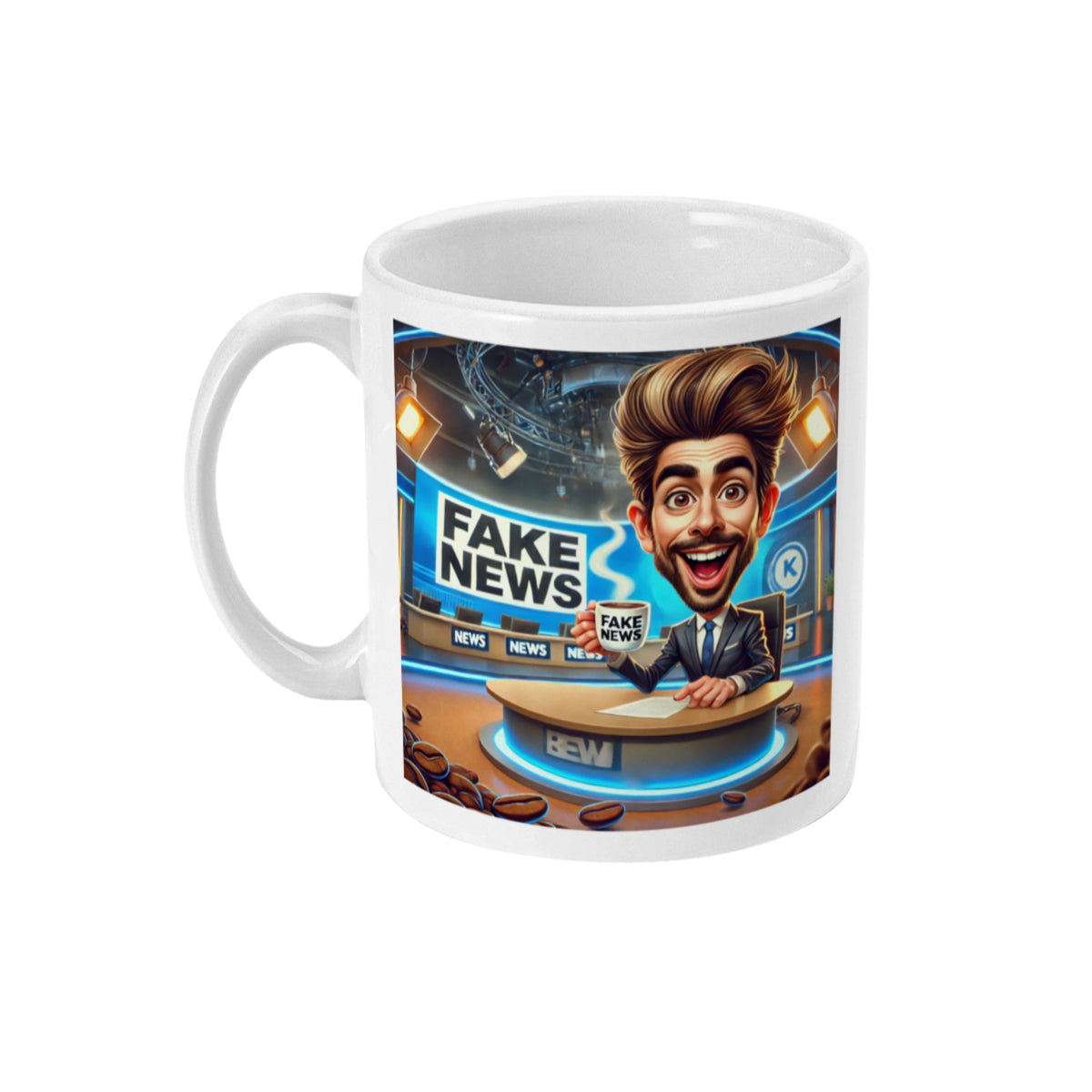 Koffiemok met op de rechterkant de tekst Fake News en  presentator in nieuwsstudio op ceramische witte mok