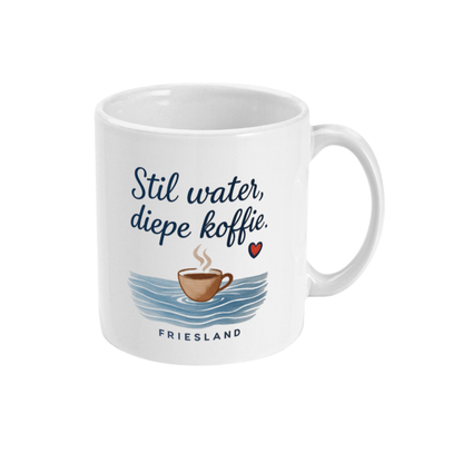 Linkerkant van de witte mok met Friese illustratie van water en koffie, hartje en sierlijke typografie.
