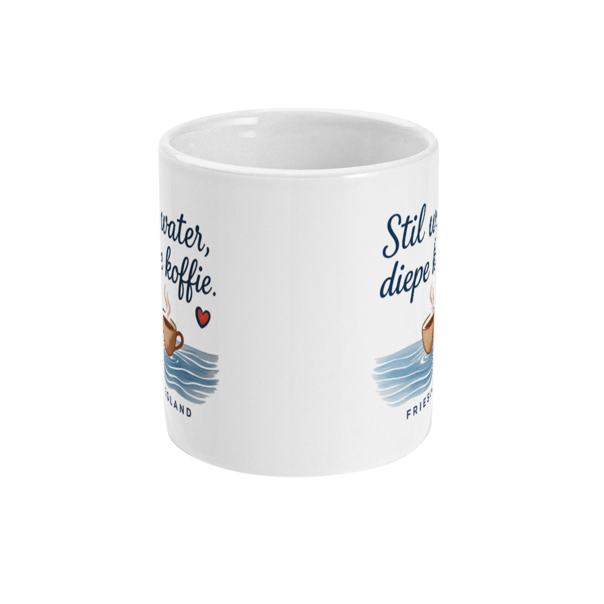 Voorkant van de Friesland koffiemok met de quote "Stil water, diepe koffie", dampend kopje en blauwe waterillustratie.