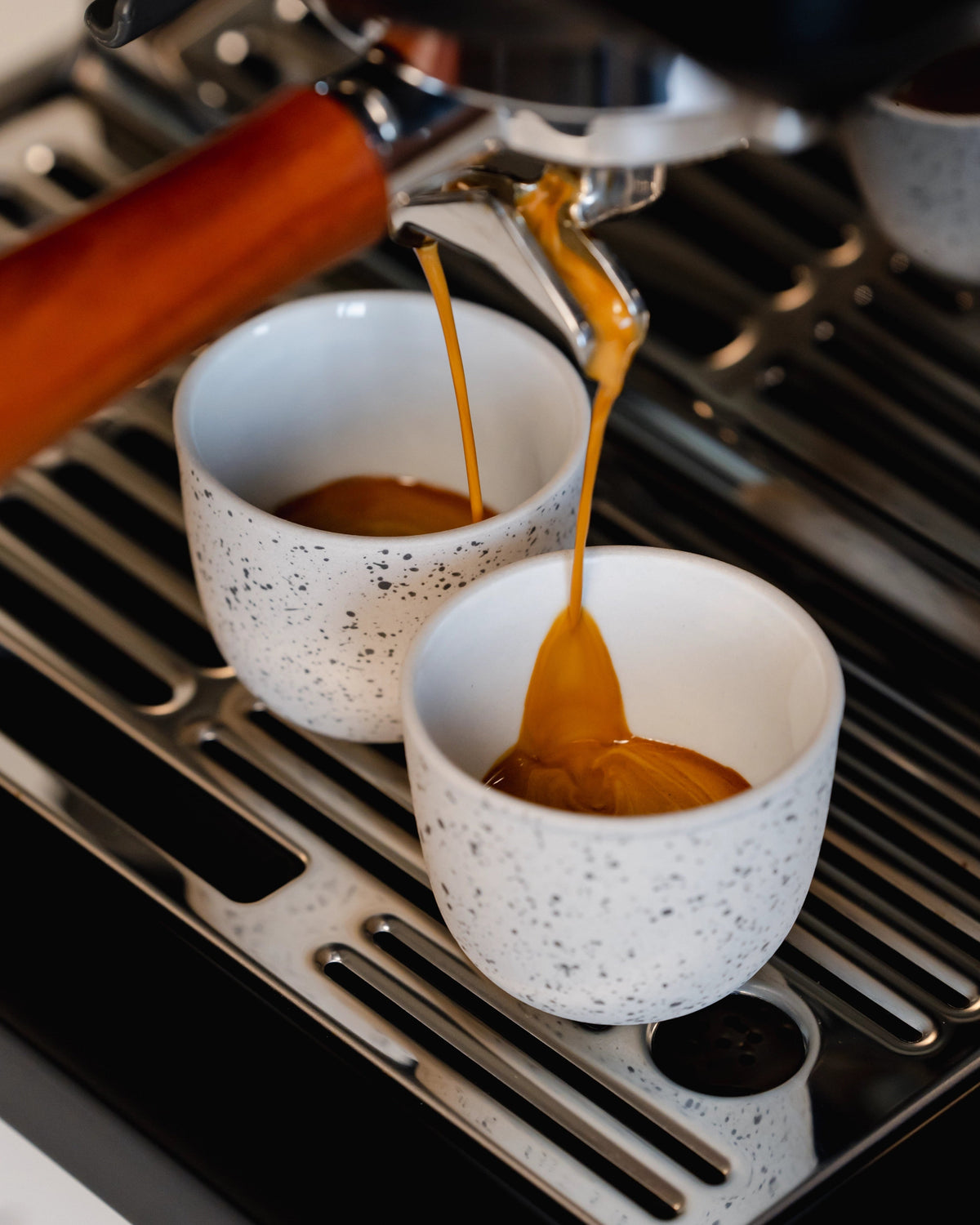 Espresso loopt in een gestippeld espressokopje