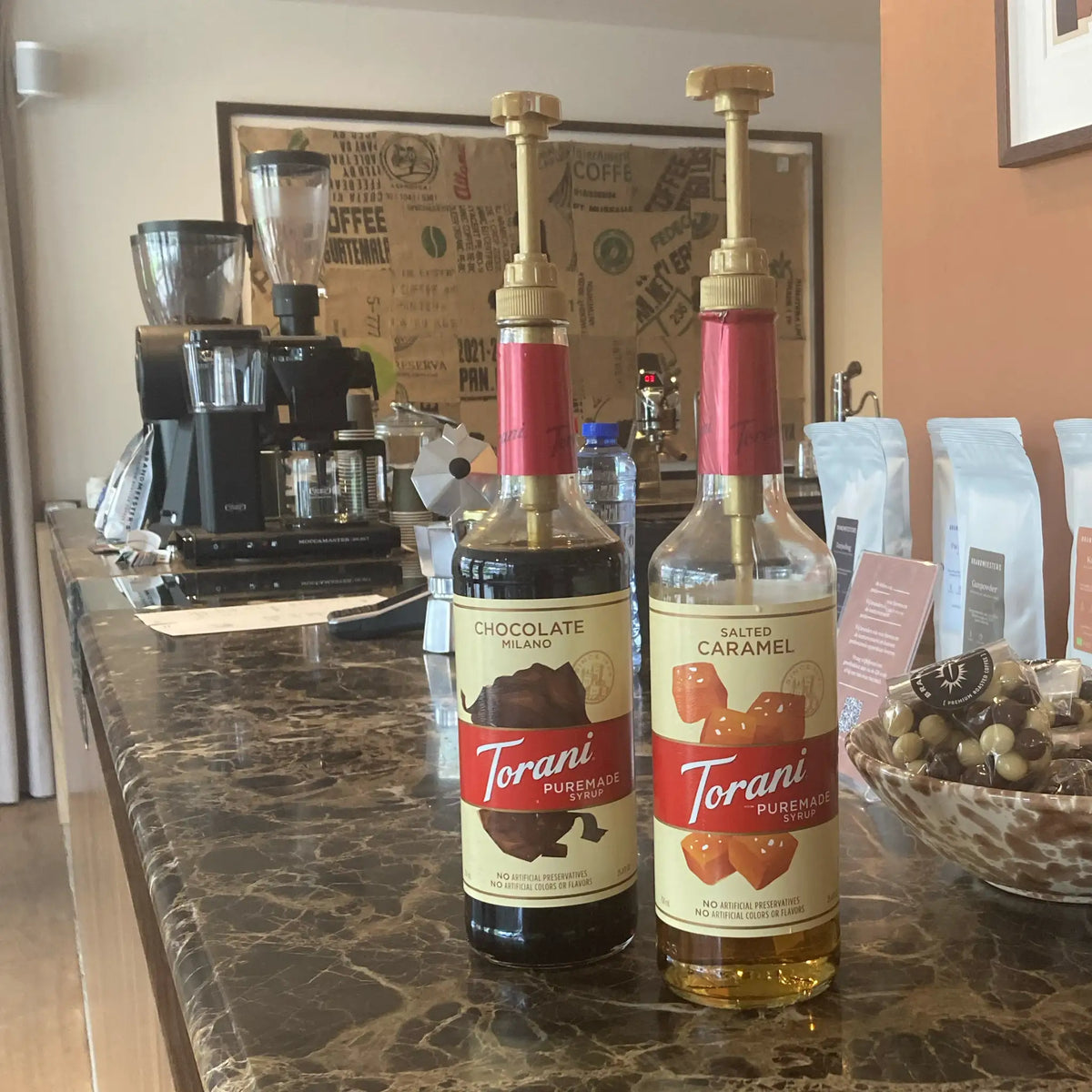 Gouden siroop dispenser voor koffie en andere dranken