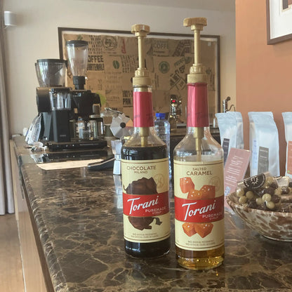 Gouden siroop dispenser voor koffie en andere dranken