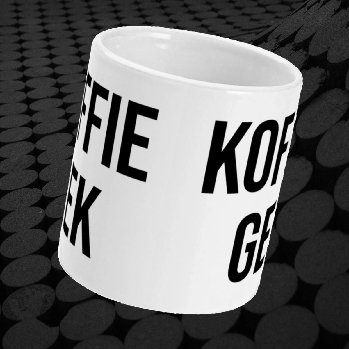 Origineel verjaardagscadeau: koffiemok met tekst 'Koffie Gek'.