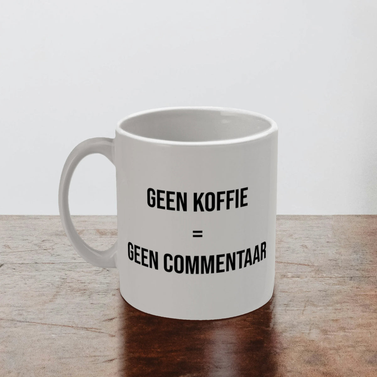 Koffiemok met grappige tekst, ideaal voor je thuiswerkplek.