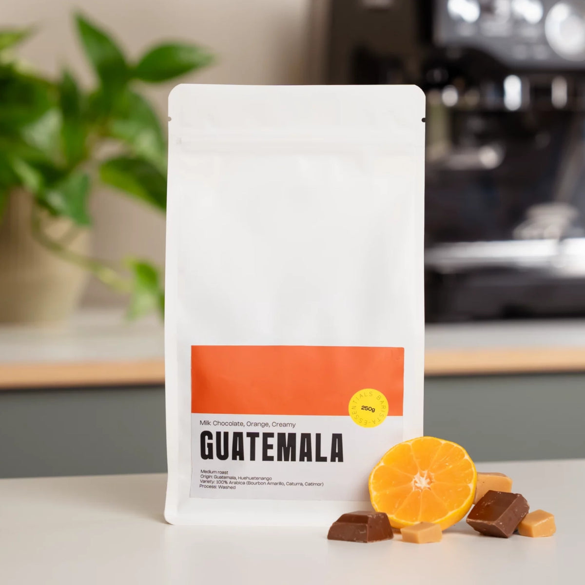 Zak Guatemala koffiebonen op een keukenblad met een sinaasappel