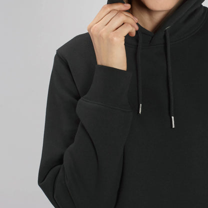 Detail van mouw en boorden van zwarte eco hoodie – perfect voor koffieliefhebbers en barista’s in stijl.