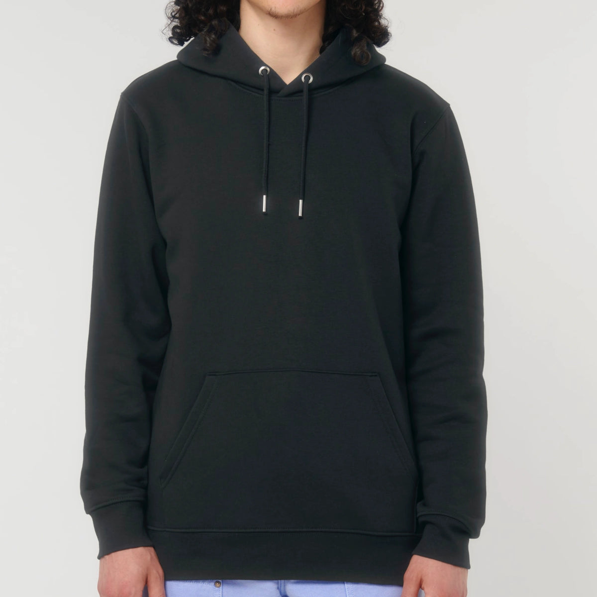Zwarte hoodie van biologisch katoen gedragen door model – ideaal als duurzaam koffiecadeau met print op de rug.