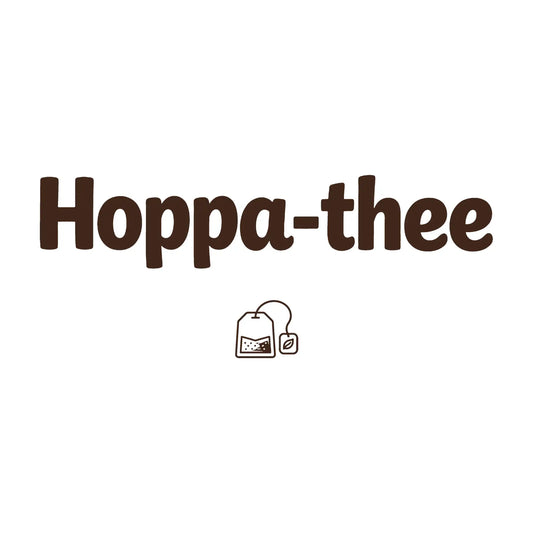 Minimalistisch Hoppa-thee ontwerp met afgeronde typografie en thee-icoon, gebruikt als bedrukking op een witte thee mok.